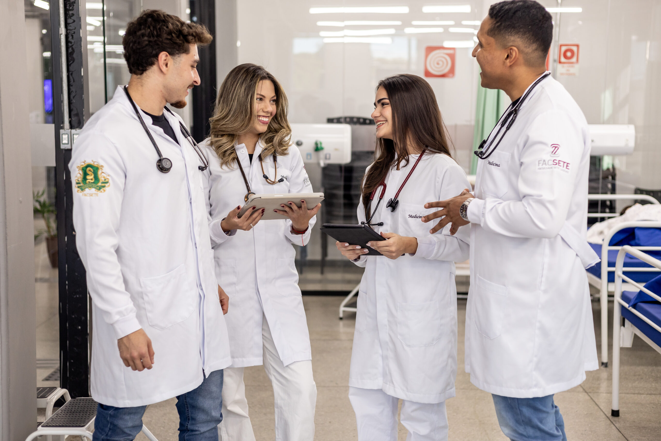 Alunos de Medicina FACSETE conversando no campus