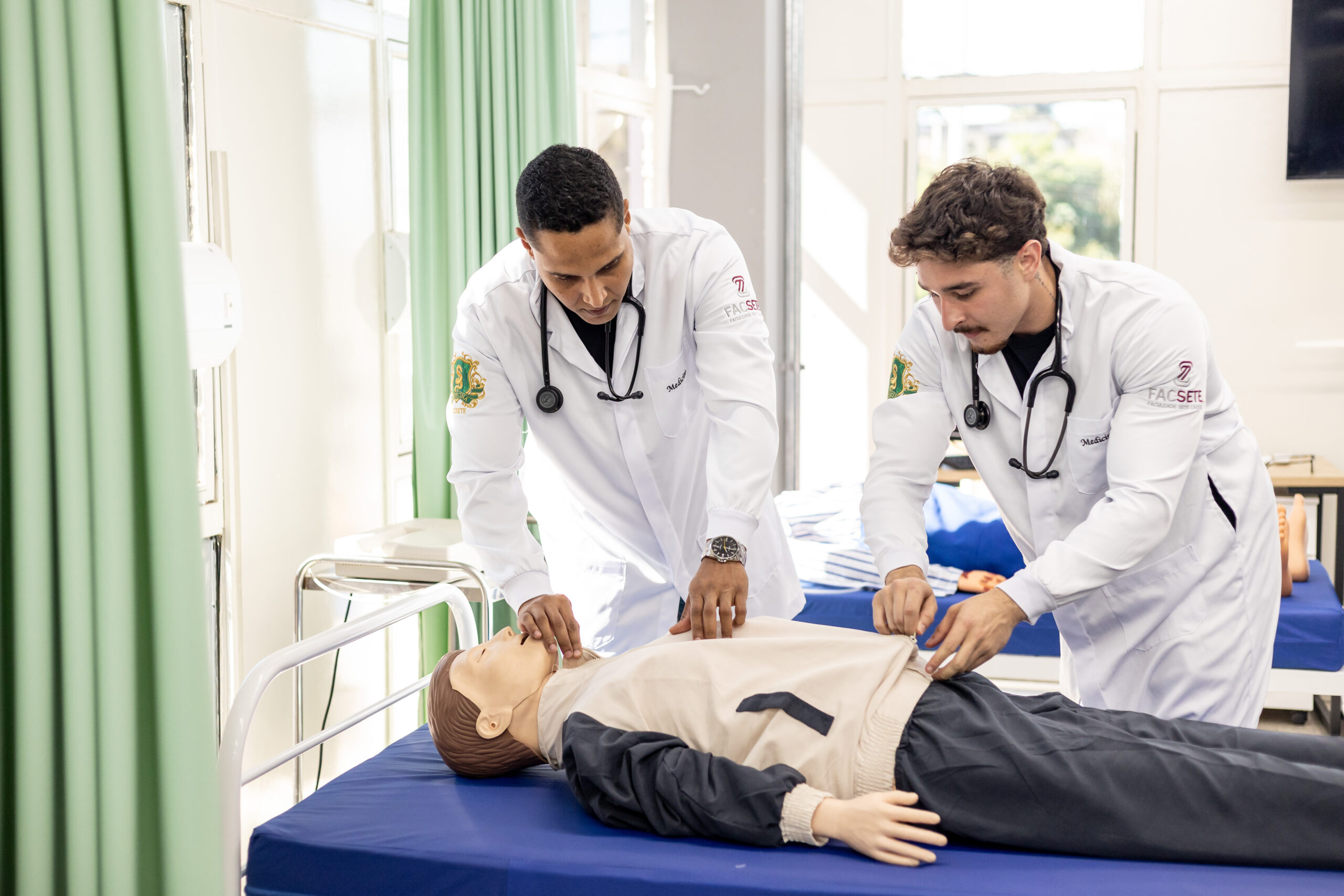 Estudantes em simulação no ambulatório simulado