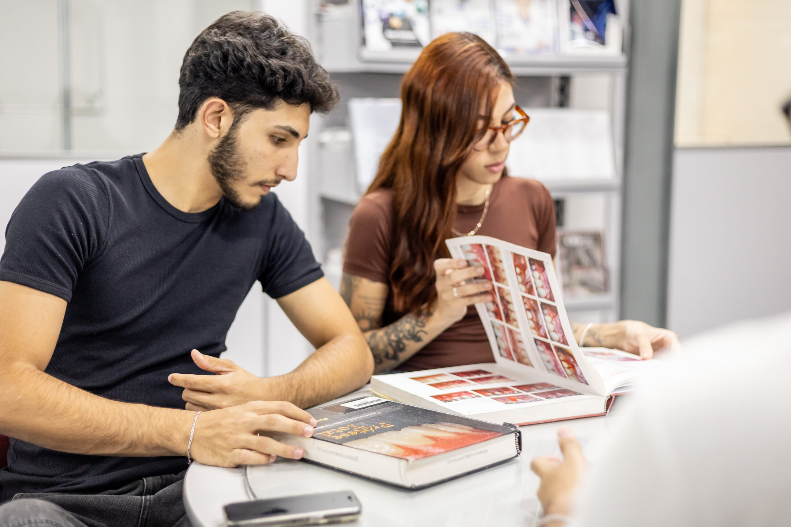 Alunos estudando na biblioteca da FACSETE